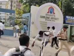 On Camera, Students Clash With Cops In Patna Over Exam Irregularities