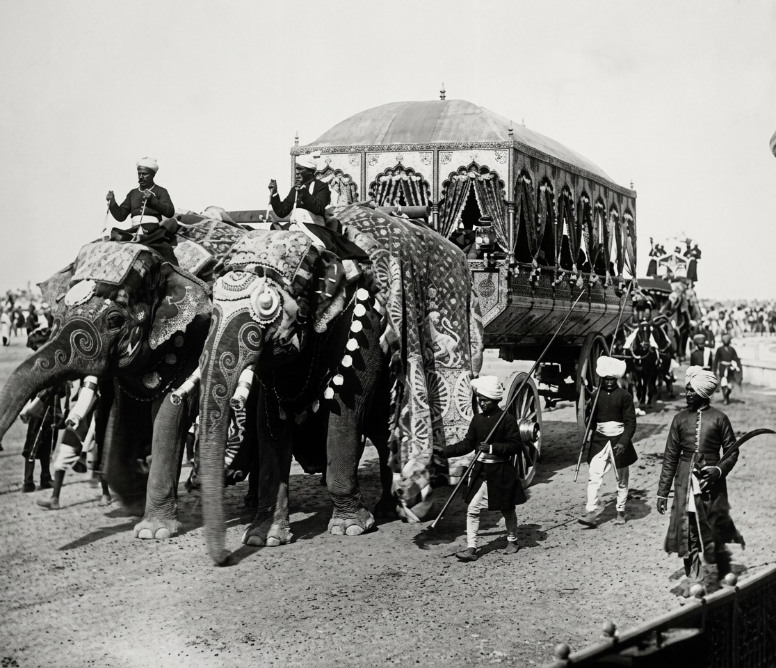 1903 का दिल्ली दरबार, जो राजा एडवर्ड सप्तम और महारानी एलेक्जेंड्रा के भारत के सम्राट और साम्राज्ञी के रूप में राज्याभिषेक के उपलक्ष्य में आयोजित किया गया था: 7 जनवरी 1903 को आयोजित दरबारी परेड में रीवा के महाराजा की हाथी गाड़ी. 1903 का दिल्ली दरबार, जो राजा एडवर्ड सप्तम और महारानी एलेक्जेंड्रा के भारत के सम्राट और साम्राज्ञी के रूप में राज्याभिषेक के उपलक्ष्य में आयोजित किया गया था: 7 जनवरी 1903 को आयोजित दरबारी परेड में रीवा के महाराजा की हाथी गाड़ी.