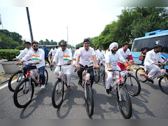 साइकिल घोटाले का आरोप लगा मंत्री आशीष सूद का इस्तीफा मांगने साइकिल से विधानसभा पहुंचे AAP विधायक