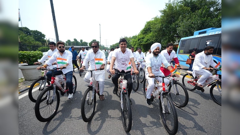 साइकिल घोटाले का आरोप लगा मंत्री आशीष सूद का इस्तीफा मांगने साइकिल से विधानसभा पहुंचे AAP विधायक