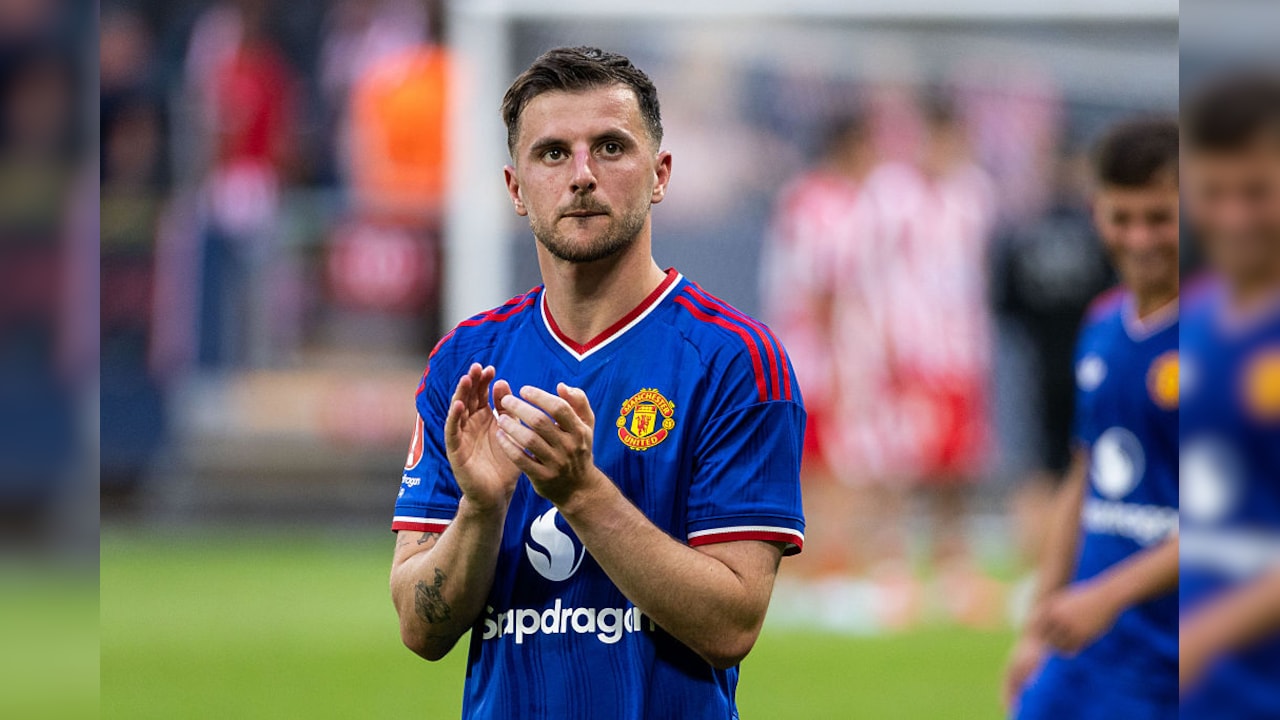 Boss Michael Carrick Being 'Careful' With Mason Mount As Manchester United Draw With PSG