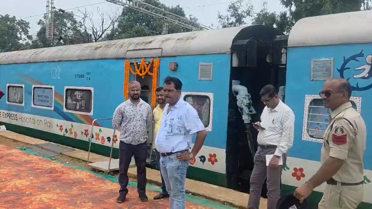 lifeline express hospital on wheels reaches surajpur vishrampur free treatment.