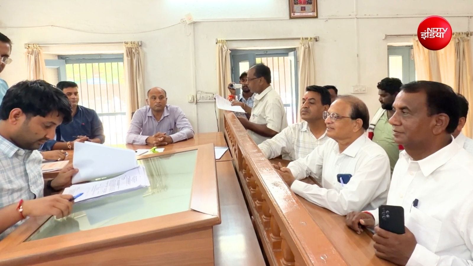 बांसवाड़ा में पर्चा दाखिल करते पूर्व बीजेपी पार्षद