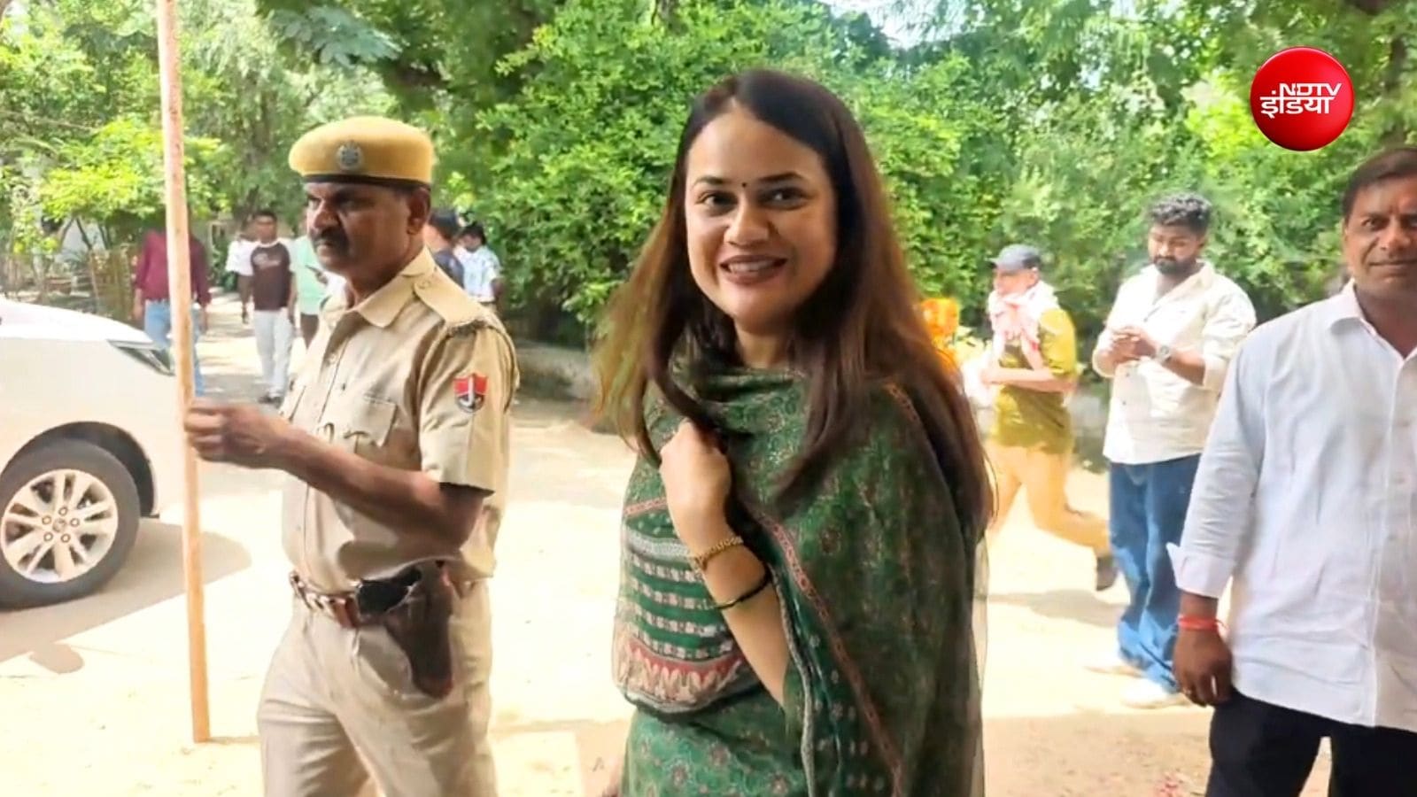 टीना डाबी अचानक नामांकन प्रक्रिया देखने पहुंच गईं