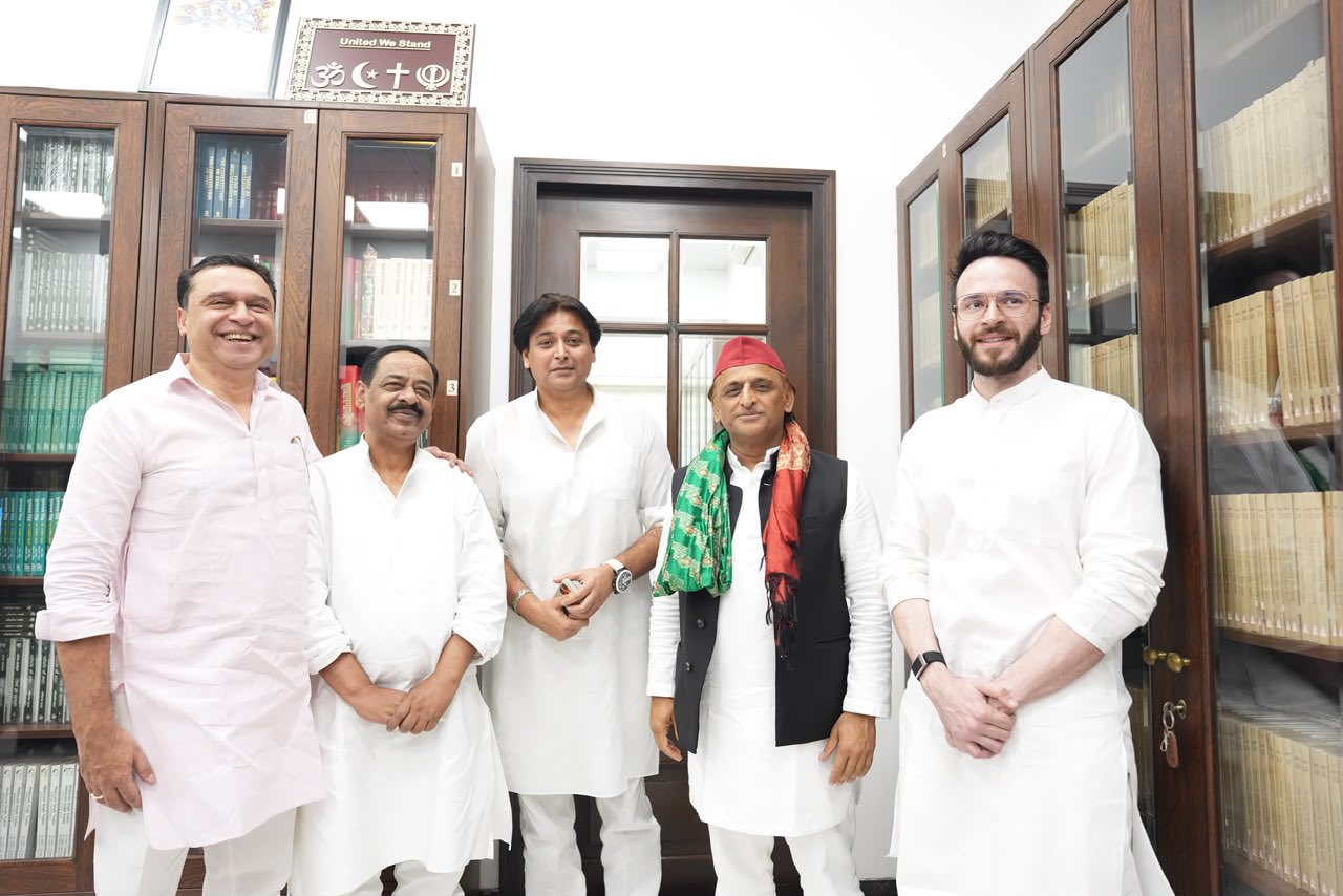 सपा में शामिल होने के बाद अखिलेश यादव के साथ इमरान मसूद के दामाद शायान मसूद.