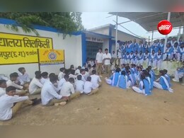 छात्राओं से अश्लील हरकत के आरोप, प्रिंसिपल के खिलाफ फूटा गुस्सा; विद्यार्थियों ने स्कूल में जड़ दिया ताला