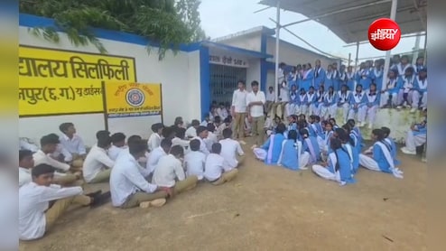 छात्राओं से अश्लील हरकत के आरोप, प्रिंसिपल के खिलाफ फूटा गुस्सा; विद्यार्थियों ने स्कूल में जड़ दिया ताला
