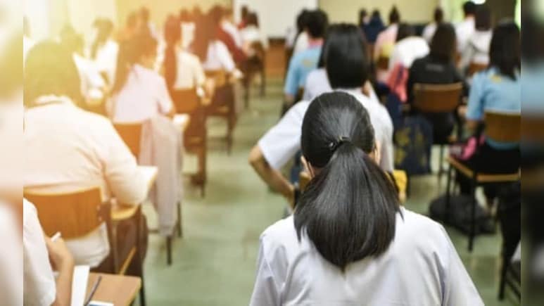 आजमगढ़ के स्कूलों में बाहरी व्यक्तियों और यू-ट्यूबर पर लगा प्रतिबंध हटा, BSA ने 31 जुलाई का आदेश किया रद्द