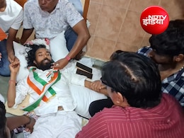 तिरंगा यात्रा में जाने से रोके जाने पर देवेंद्र महतो का प्रदर्शन, ICU के बाहर लेटकर प्रशासन से मांगा जबाव