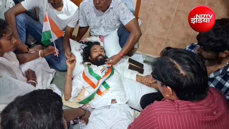 तिरंगा यात्रा में जाने से रोके जाने पर देवेंद्र महतो का प्रदर्शन, ICU के बाहर लेटकर प्रशासन से मांगा जबाव