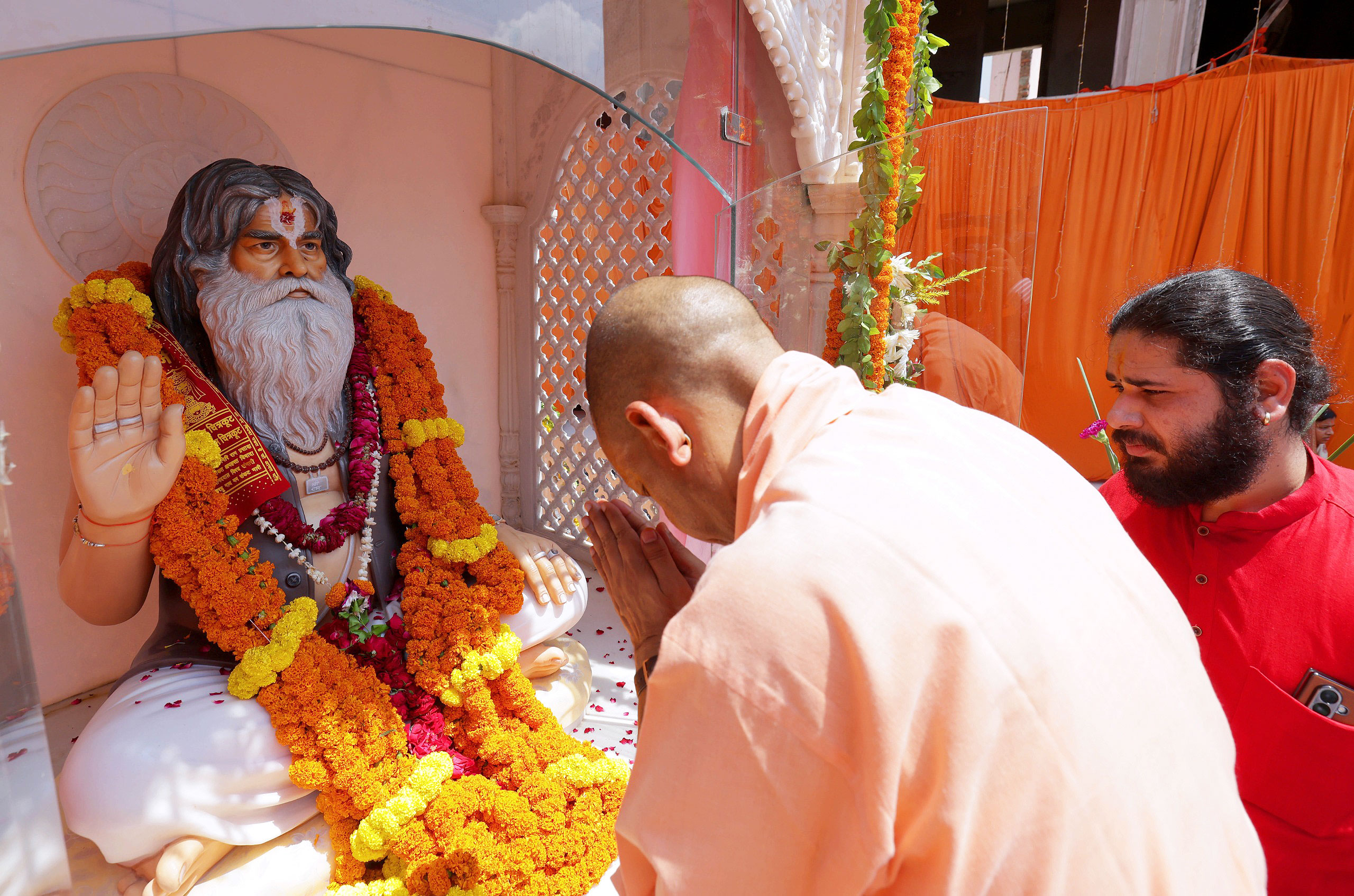 महंत परमहंस रामचंद्र दास जी महाराज को नमन करते यूपी सीएम योगी आदित्यनाथ. महंत परमहंस रामचंद्र दास जी महाराज को नमन करते यूपी सीएम योगी आदित्यनाथ.