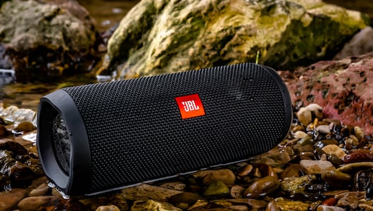 JBL, boAt, Sony जैसे ब्रांड्स के Speakers पर भारी बचत, Amazon Great Freedom Sale में Speakers हुए 60% तक सस्ते