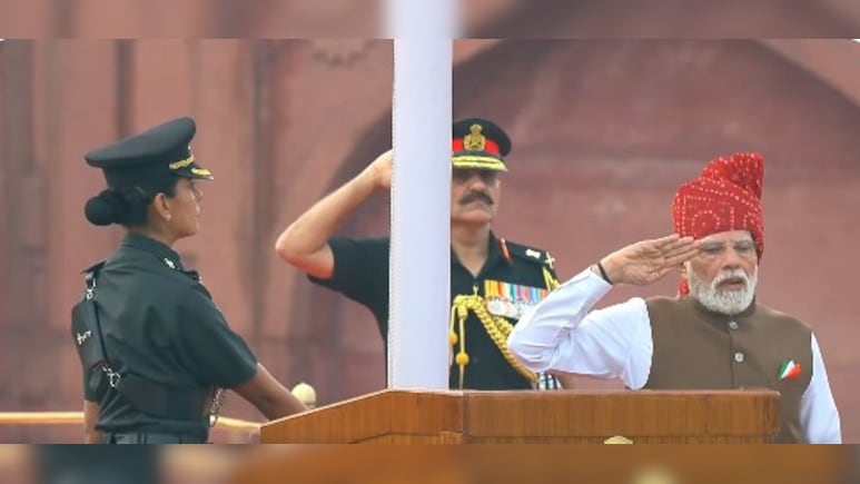 कैप्टन सोनिया सिंह कौन हैं? ध्वजारोहण के समय पीएम मोदी के साथ लाल किले पर आईं थीं नजर