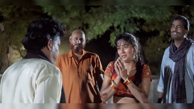 माधुरी दीक्षित की वो हिट फिल्म, जिसके एक सीन के लिए पूरी रात नवंबर की ठंड में पानी में किया था शूट