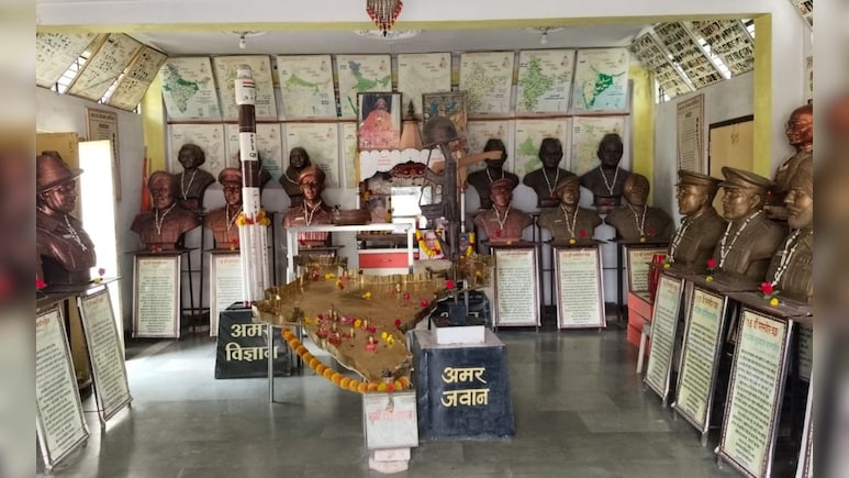 Independence Day Special: यहां भगवान के साथ पूजे जाते हैं 41 वीर जवान! गूंजता है &lsquo;भारत माता की जय&rsquo;