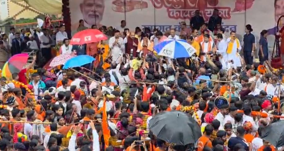 कांवड़ यात्रा में शिवभक्तों का स्वागत करते सीएम.