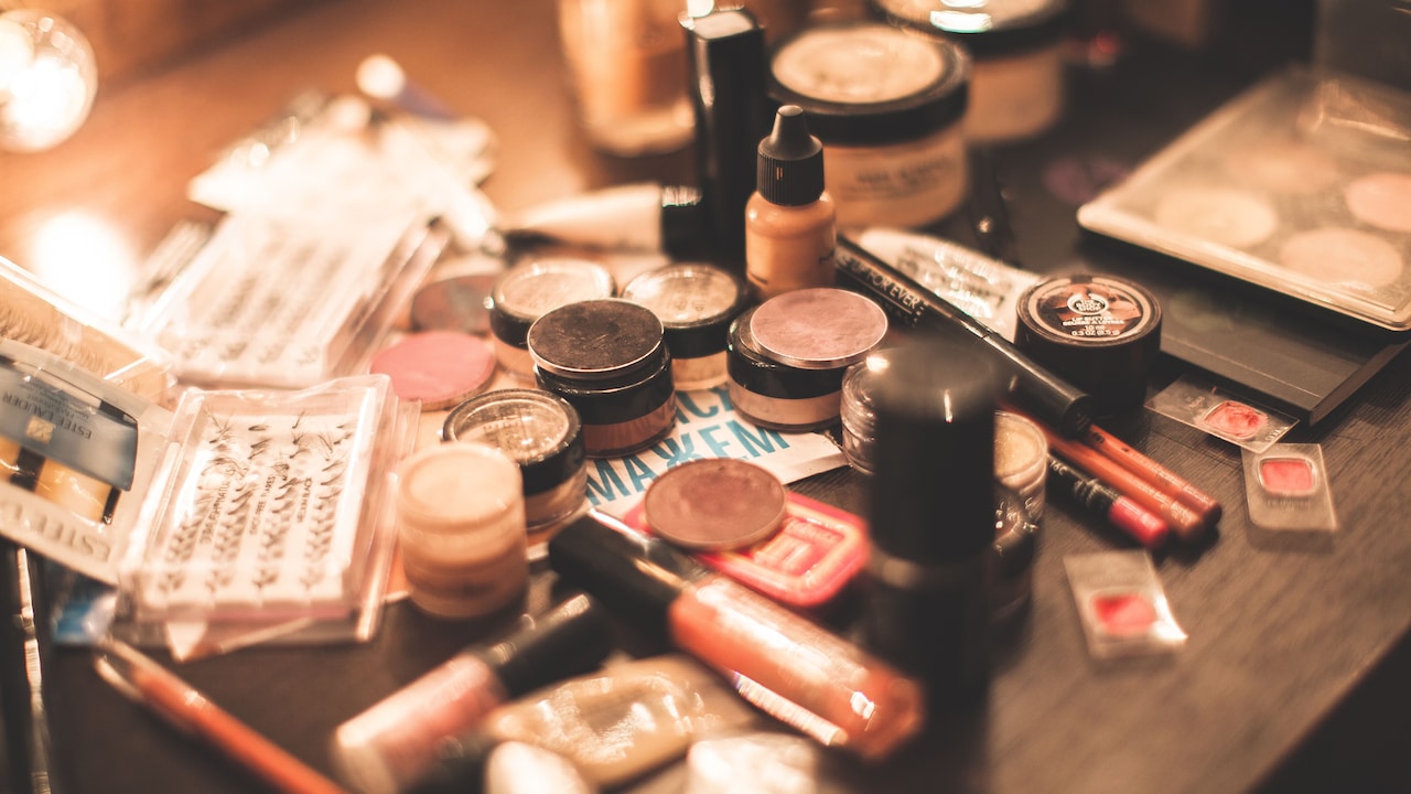 Which makeup essentials do you need to get a minimal Raksha Bandhan look 2026?
