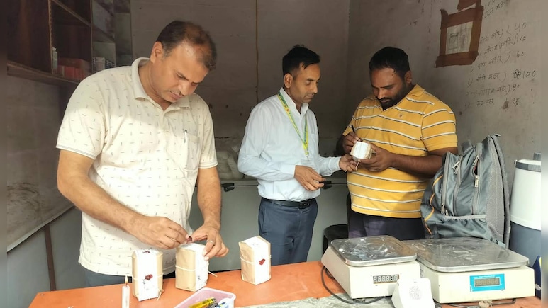 रक्षाबंधन से पहले नोएडा में बड़ी कार्रवाई, 910 किलो पनीर और 160 किलो मिठाई नष्ट