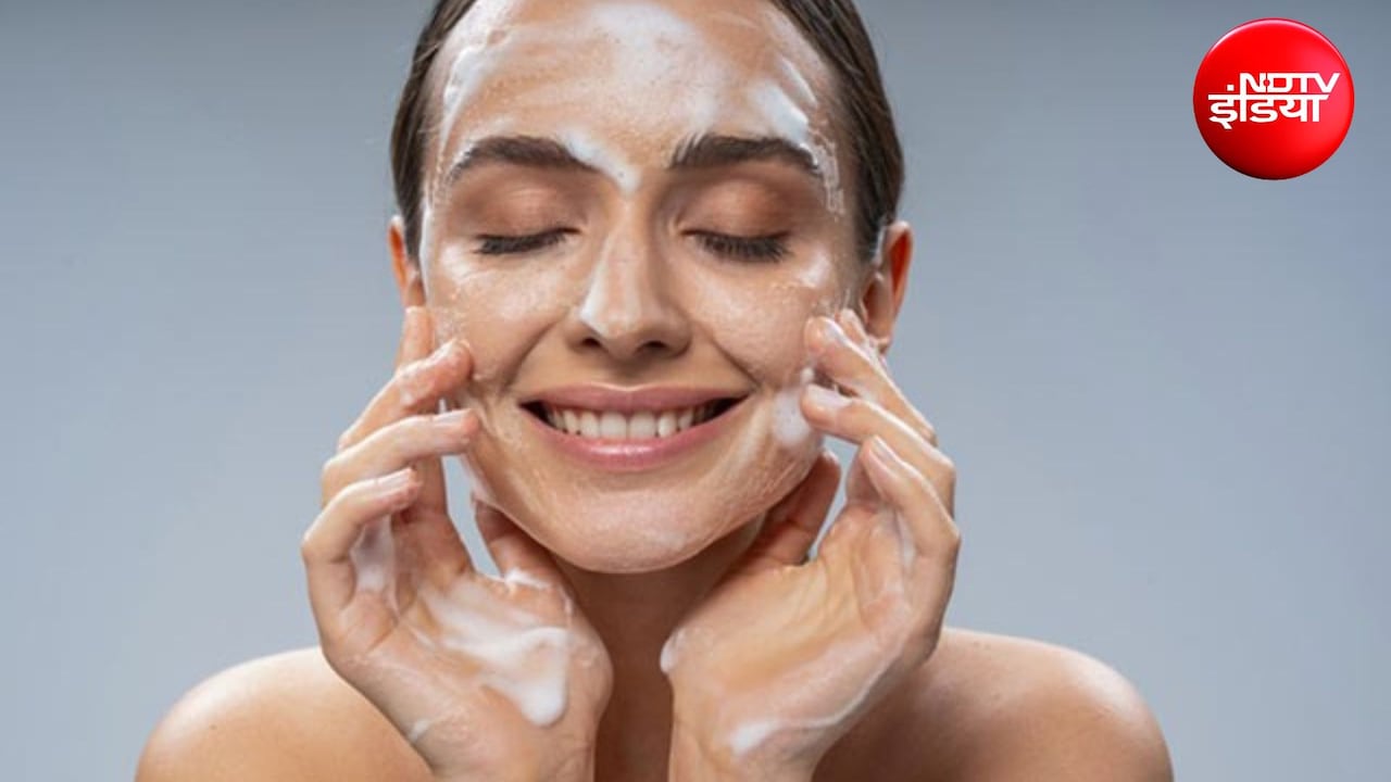 Homemade Facewash: घर पर मौजूद चीजों से बनाएं नेचुरल फेसवॉश, निखर जाएगी स्किन, चमकेगा चेहरा