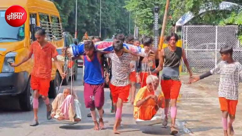 आधुनिक दौर के श्रवण कुमार! माता-पिता को कांवड़ में बैठाकर 180 KM का सफर, दिल छूने वाला नजारा