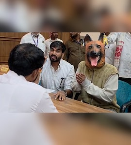 40 लाख खर्च, फिर नसबंदी के बाद कैसे हो गए 6 बच्चे, डॉगी का मास्क लगा फरियादी ने खोल दी पोल | khandwa dog sterilization scam dog mask protest corruption stray dog