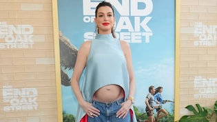 'Fake Hair, Real Bump': Anne Hathaway Hits Back At Trolls Who Questioned Her Pregnancy