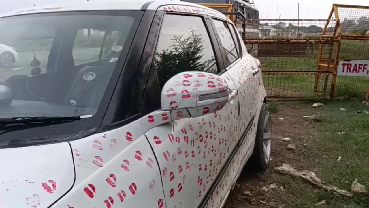 महंगा पड़ा कार पर 3400 लिपस्टिक किस का स्टंट! पुलिस ने काटा चालान, जानें क्यों हुई कार्रवाई