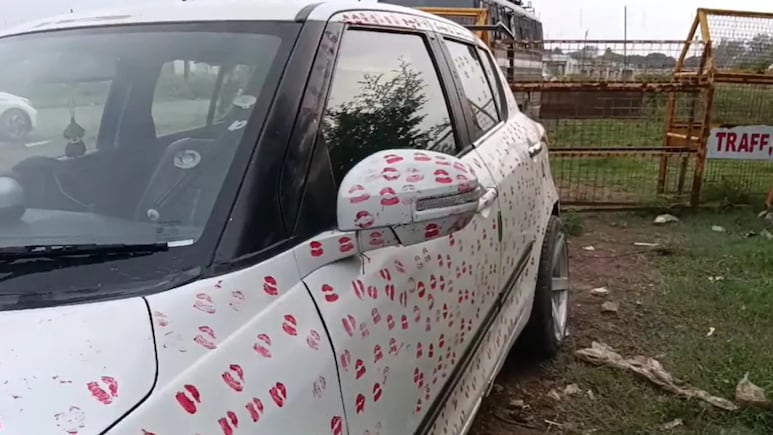 महंगा पड़ा कार पर 3400 लिपस्टिक किस का स्टंट! पुलिस ने काटा चालान, जानें क्यों हुई कार्रवाई