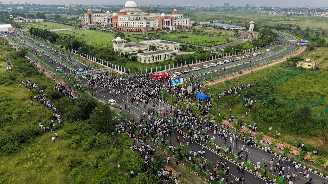 An aerial view of students and job aspirants marching towards the Jharkhand Legislative Assembly. An aerial view of students and job aspirants marching towards the Jharkhand Legislative Assembly.