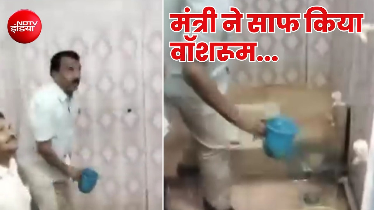 मंत्री ने गंदा वॉशरूम देखा तो खुद ही साफ करने लगे... अधिकारियों को लगाई फटकार, तेलंगाना से आया Video