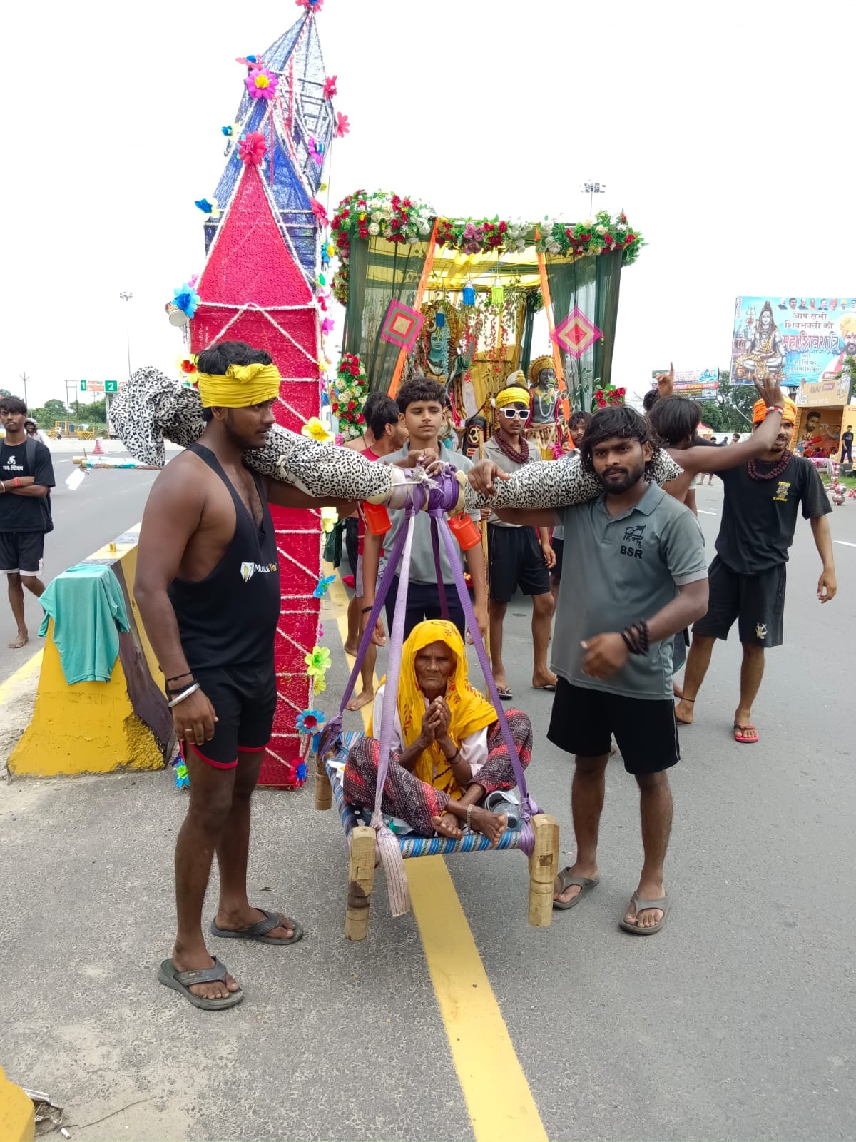 Kanwar Yatra: दादी को कांवड़ यात्रा कराते हुए पोते Kanwar Yatra: दादी को कांवड़ यात्रा कराते हुए पोते
