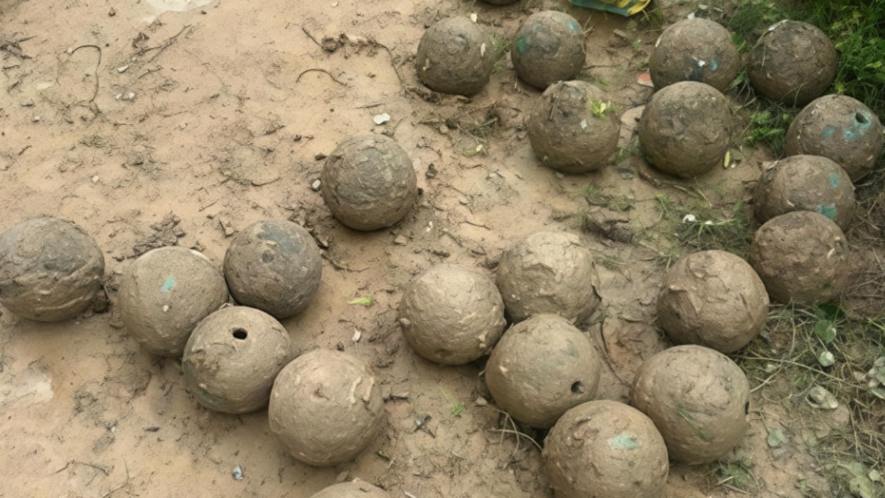 अमेठी में शौचालय टैंक की खुदाई में तांबे के 29 गोले मिलने से हड़कंप, कितने पुराने हो रही जांच