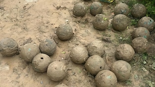 अमेठी में शौचालय टैंक की खुदाई में तांबे के 29 गोले मिलने से हड़कंप, कितने पुराने हो रही जांच