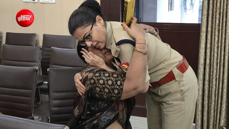 IPS श्रद्धा पांडे: थैंक यू कहने 25KM दूर से पहुंचीं दिव्यांग महिला को लगाया गले, कानपुर SP का वायरल VIDEO