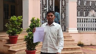 जिंदा युवक को प्रशासन ने कागजों में बना दिया मृत, कलेक्ट्रेट पहुंचकर बोला- 'दाने-दाने को मोहताज कर दिया साहब'