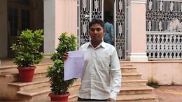 जिंदा युवक को प्रशासन ने कागजों में बना दिया मृत, कलेक्ट्रेट पहुंचकर बोला- 'दाने-दाने को मोहताज कर दिया साहब'