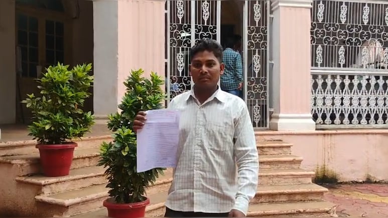 जिंदा युवक को प्रशासन ने कागजों में बना दिया मृत, कलेक्ट्रेट पहुंचकर बोला- 'दाने-दाने को मोहताज कर दिया साहब'