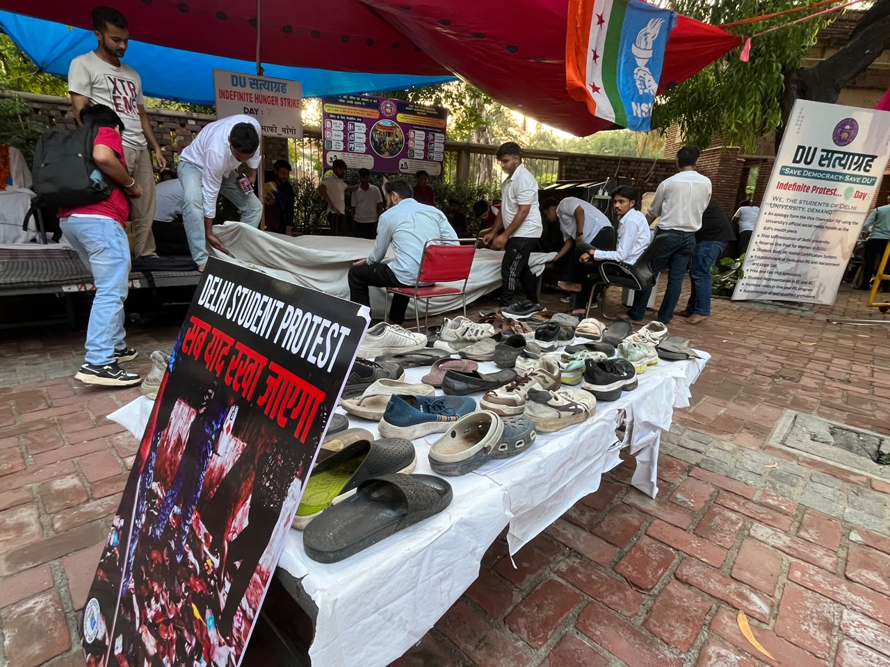 छात्रों ने प्रदर्शन स्थल उन जूतों-चप्पलों को इकट्ठा कर रखा है, जो जंतर-मंतर प्रोटेस्ट के वक्त पुलिस एक्शन के दौरान छूट गए थे. छात्रों ने प्रदर्शन स्थल उन जूतों-चप्पलों को इकट्ठा कर रखा है, जो जंतर-मंतर प्रोटेस्ट के वक्त पुलिस एक्शन के दौरान छूट गए थे.