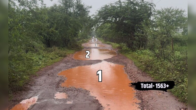 3 किलोमीटर की सड़क में 1563 से ज्यादा गड्ढे! कीचड़ में कंधों पर शव ले जाने को मजबूर ग्रामीण