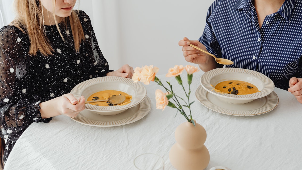Stylish ceramic soup bowls with matching spoons, all under ₹1000 on Amazon