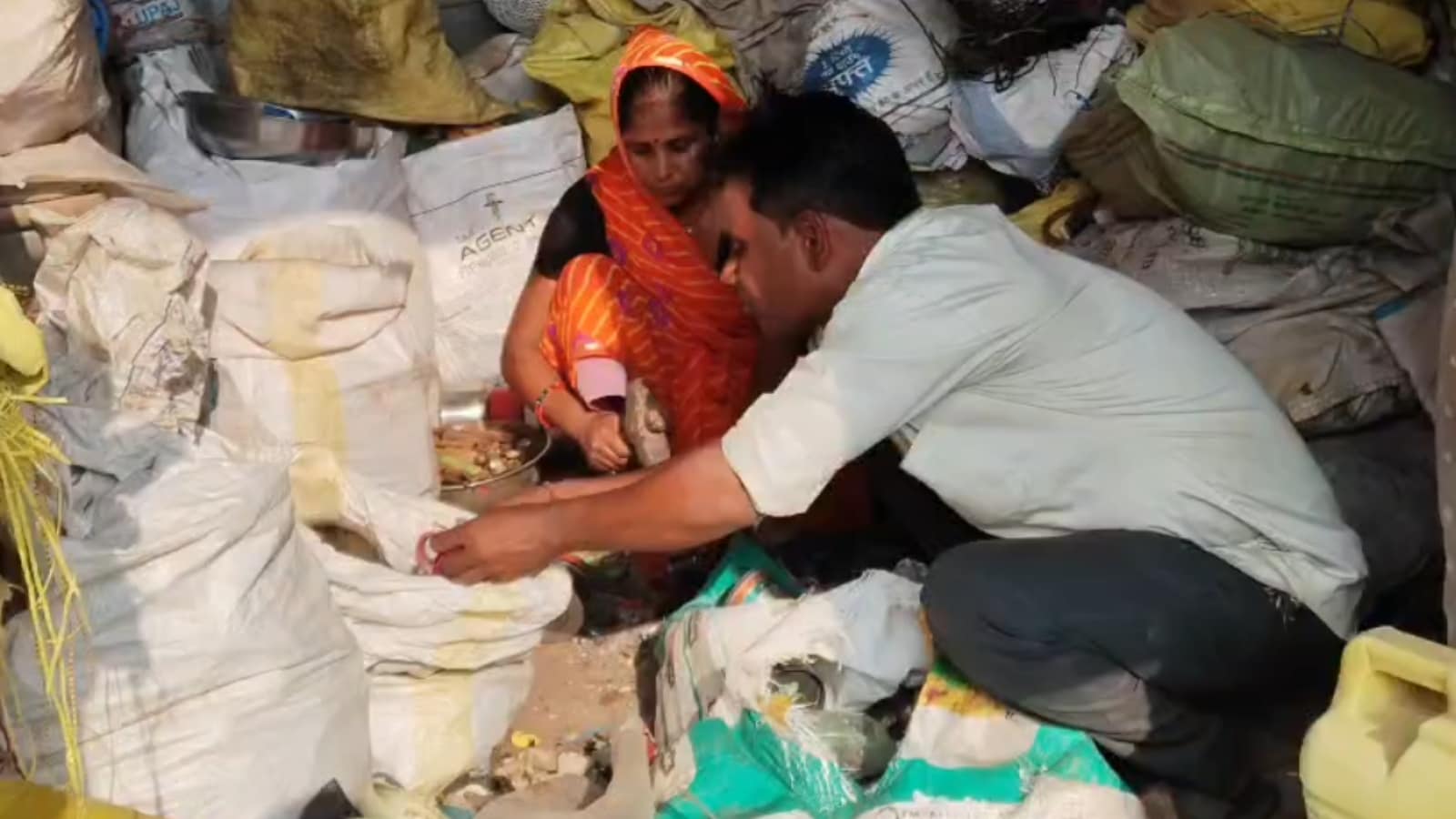 सागर के पिता मुरली रेगर घर-घर से कबाड़ जुटाते हैं. सागर के पिता मुरली रेगर घर-घर से कबाड़ जुटाते हैं.