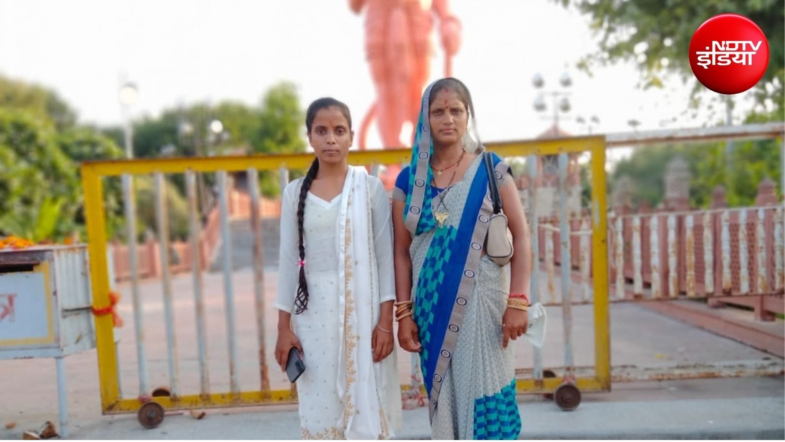 दोनों बहनें.
