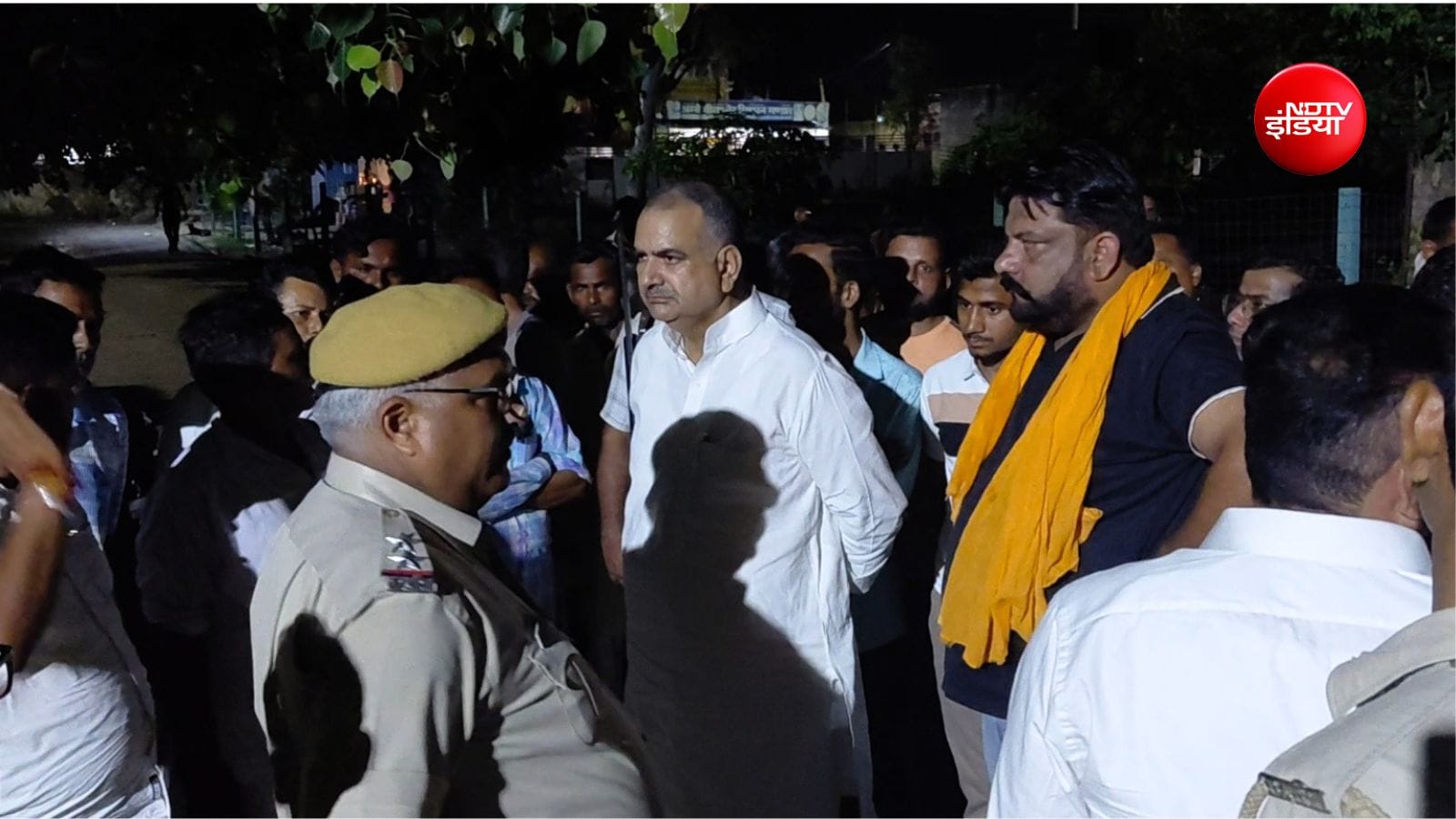 स्कूल के बाहर परिजन और स्थानीय लोग जुट गए स्कूल के बाहर परिजन और स्थानीय लोग जुट गए