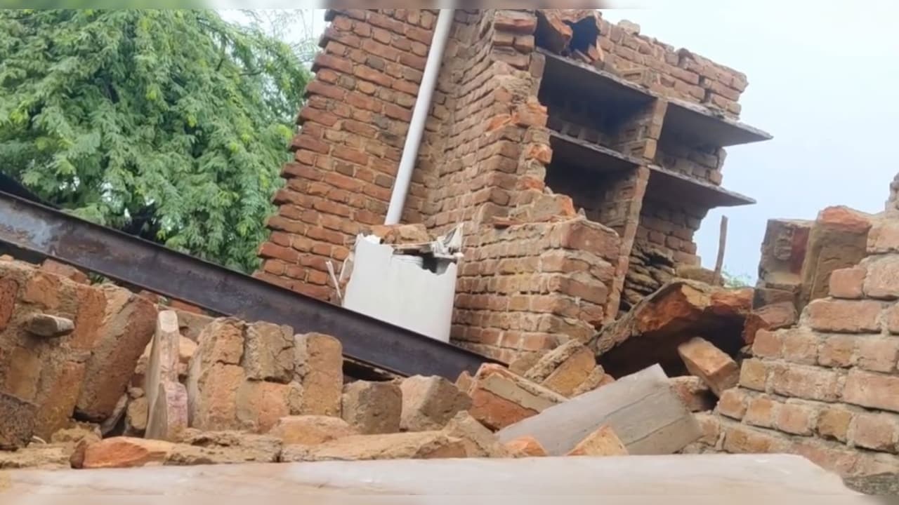 डीग में दो मंजिला मकान गिर गया है. डीग में दो मंजिला मकान गिर गया है.