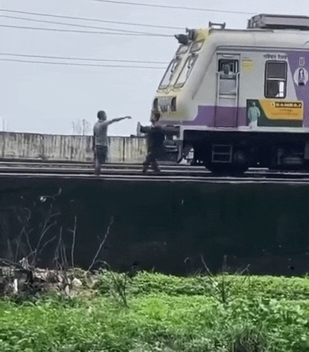 सिरफिरे ने रोक दी मुंबई लोकल, ट्रेन के सामने सीना ताने खड़ा रहा शख्स, फिर बरसे थप्पड़ -VIDEO