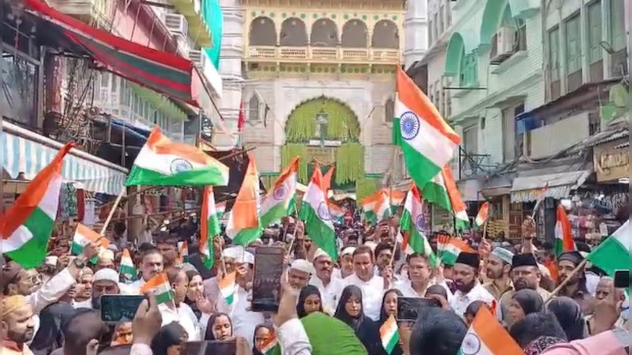 अजमेर शरीफ के बाहर गूंजे देशभक्ति के तराने, 786 तिरंगों से दिया राष्ट्रप्रेम का संदेश