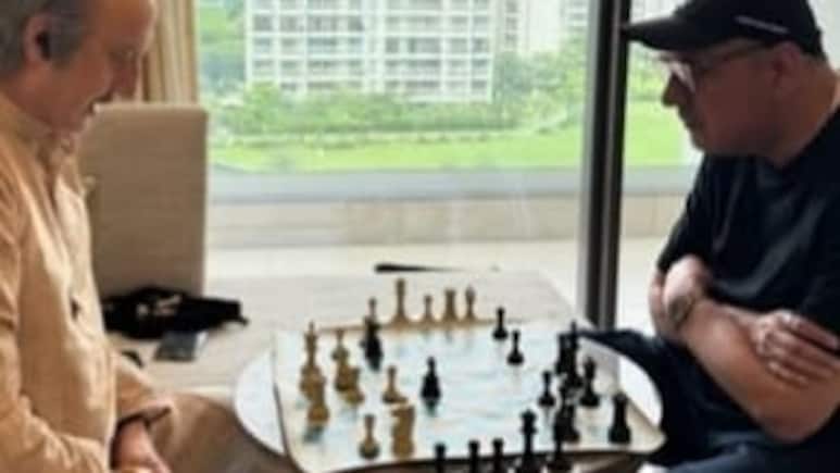 <i>Khosla Ka Ghosla</i> 2 BTS: Anupam Kher Discusses Films, Life And Plays Chess With Boman Irani Between Takes