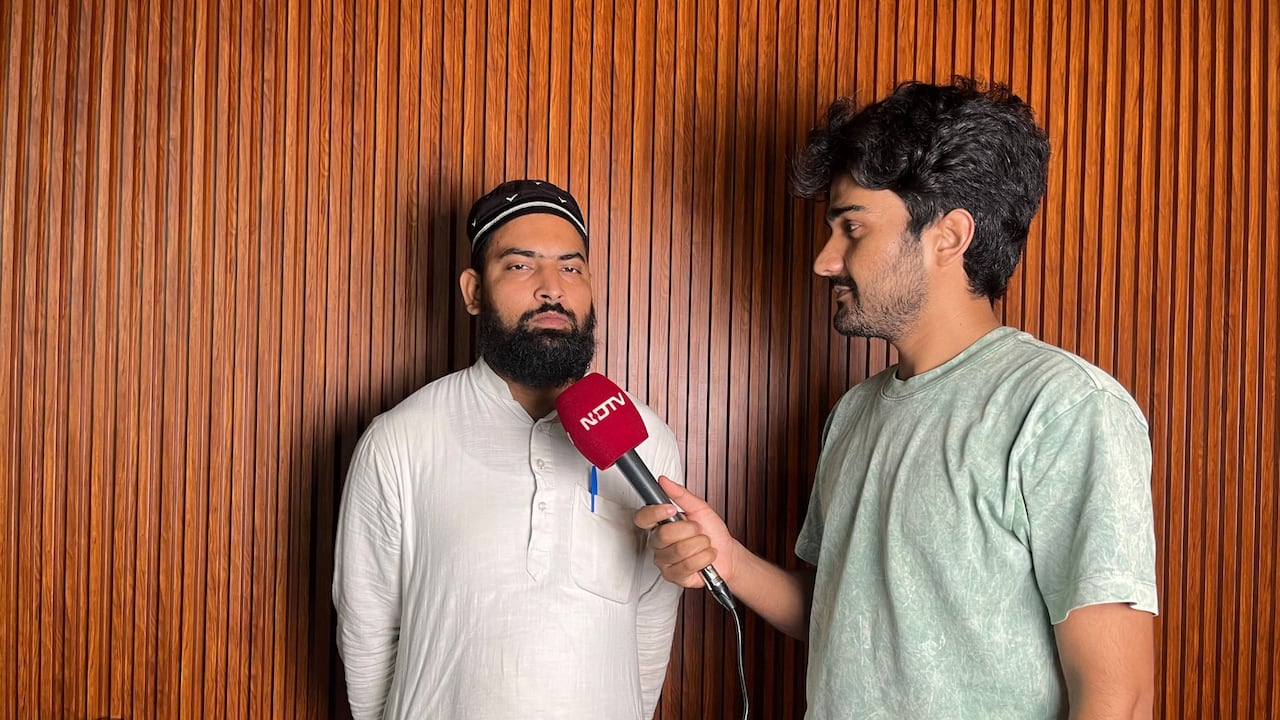 सीजेपी प्रोटेस्ट में मोहम्मद जुनैद लोगों को फ्री में खाना खिलाते थे.