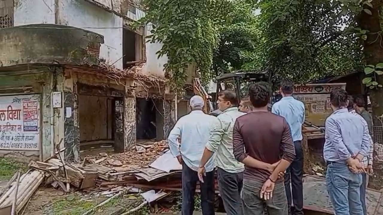 rewa historical chaurasia building demolished municipal corporation. rewa historical chaurasia building demolished municipal corporation.