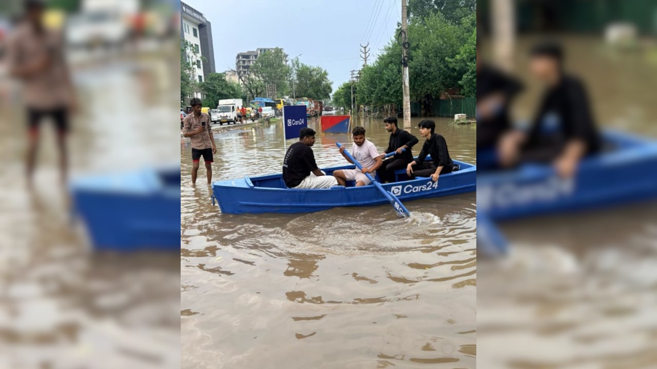 गुड़गांव में सड़क बनी नदी! तो कंपनी ने चला दी नाव, ट्रैफिक पुलिस ने काट दिया 50,000 का चालान